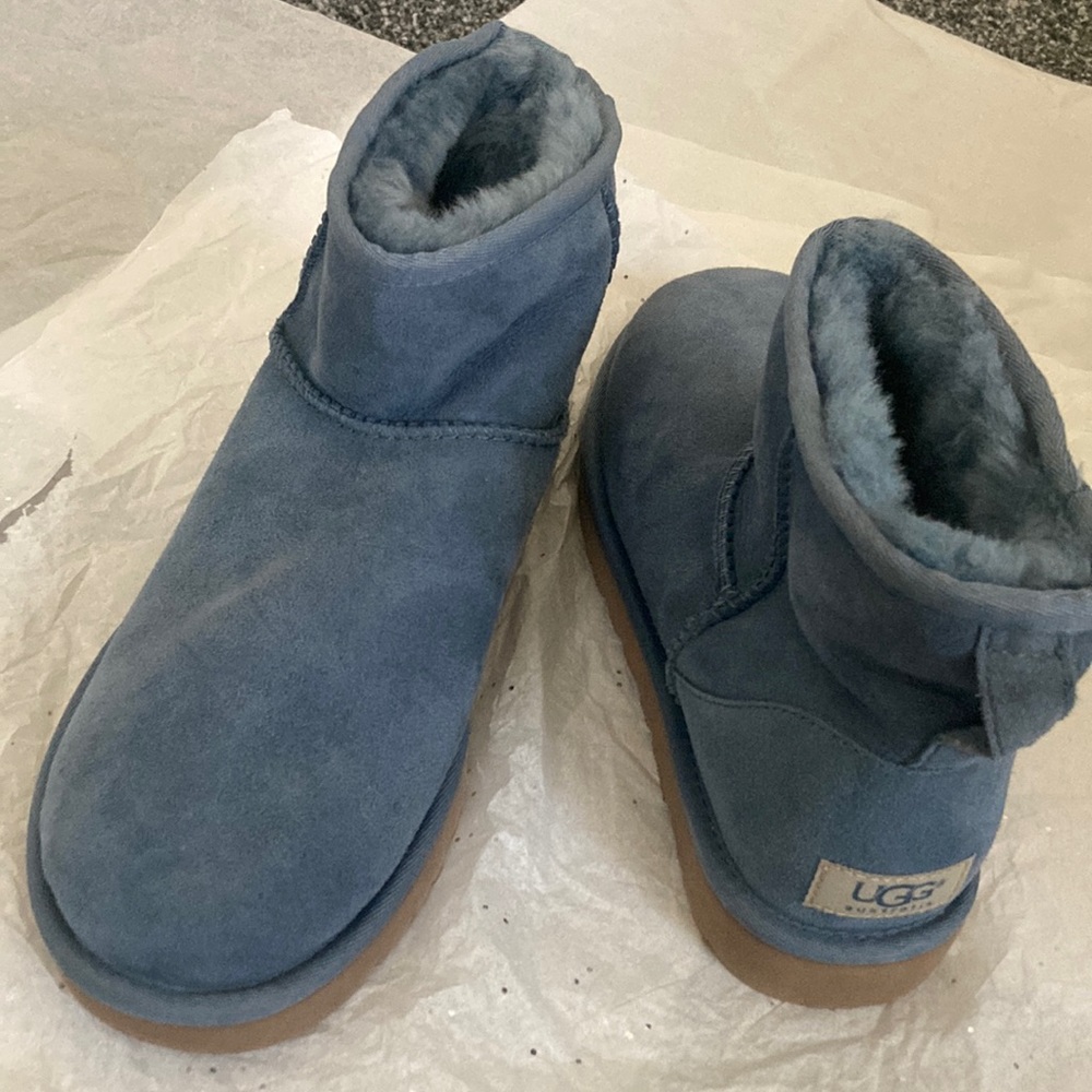 Ugg short mini boot blue size 8 nwot
